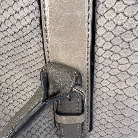 Guess, grey strapped Elegant Gray Handbag with silver hardware, floral inside - Picture 8 of 8